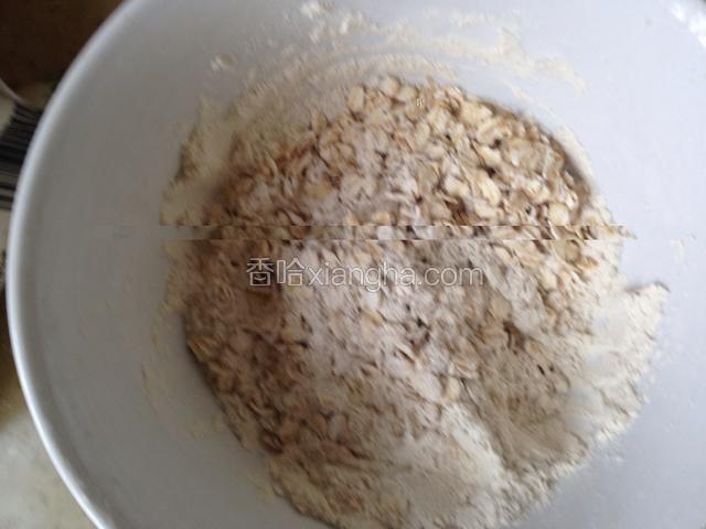 除黄油外材料混合，温水化开酵母 和入