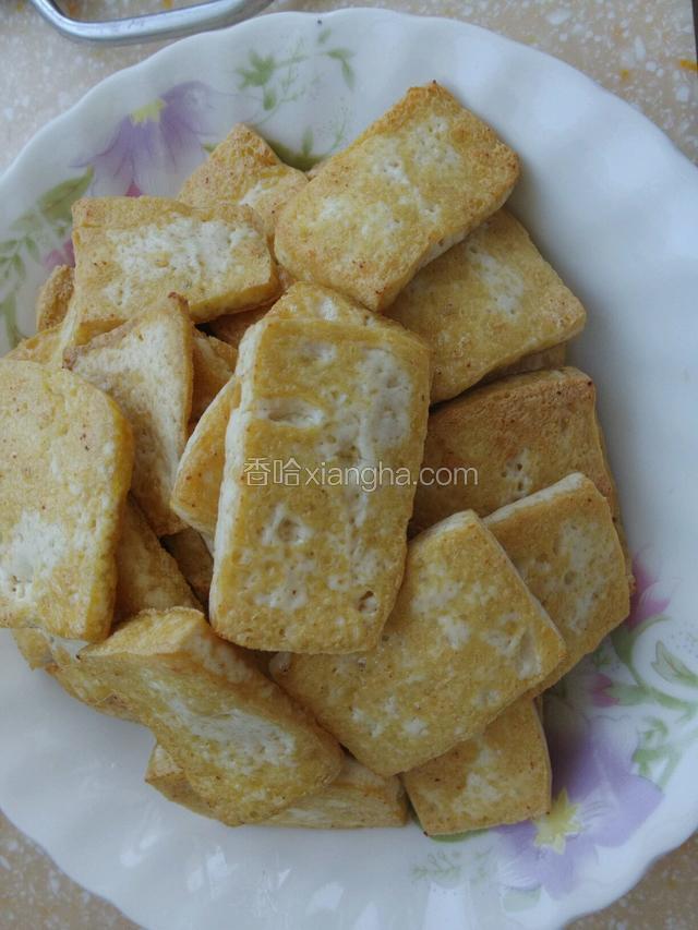 两面煎至金黄装盘备用