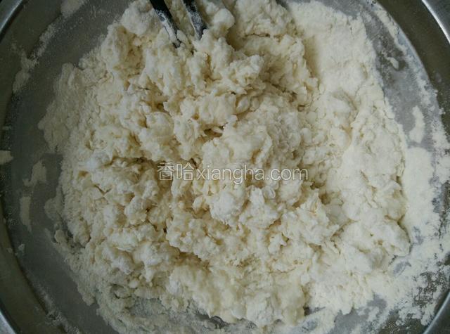 面粉，倒入开水，使之整块