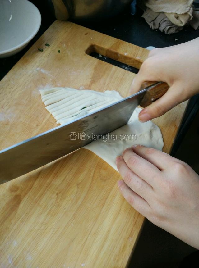 中间切细丝，留边