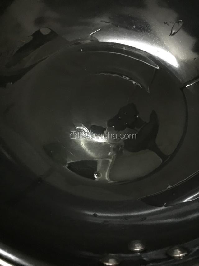 油热锅、油不要一次性倒完、先倒一半！温度不要太高、小火
