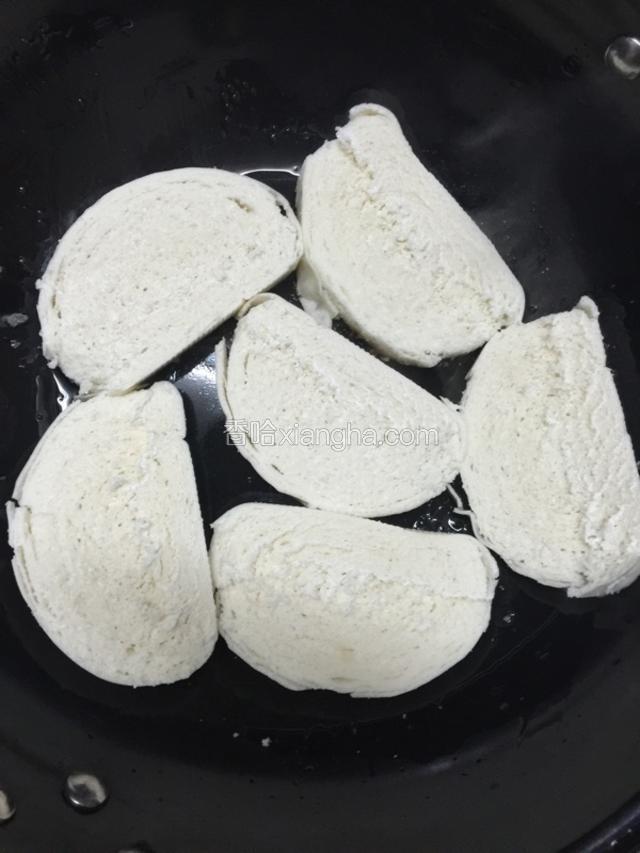 一片片放进油锅里、稍微煎至金黄翻身过来、要不然一面吃的油太多