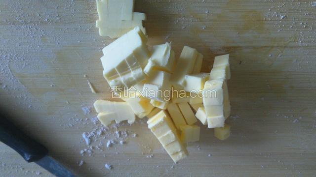 把60克黄油切成小丁