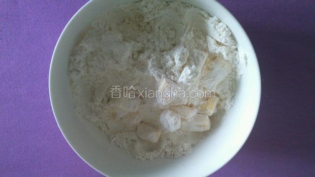 揉搓低筋粉中的黄油