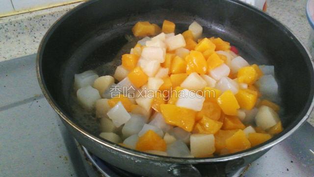 制作馅料：去皮去核的水果切丁，平底锅放火上加热放入10克黄油，倒入水果丁翻炒。