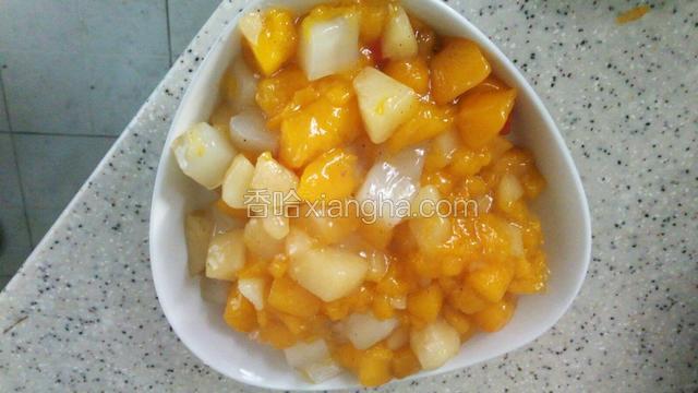 10克玉米淀粉加20克水搅匀，当平底锅中的果汁基本没有的时候倒入淀粉水，搅拌均匀至汁液透明粘稠包裹着水果粒，关火，放入柠檬汁，肉桂粉搅拌均匀。盛出放凉