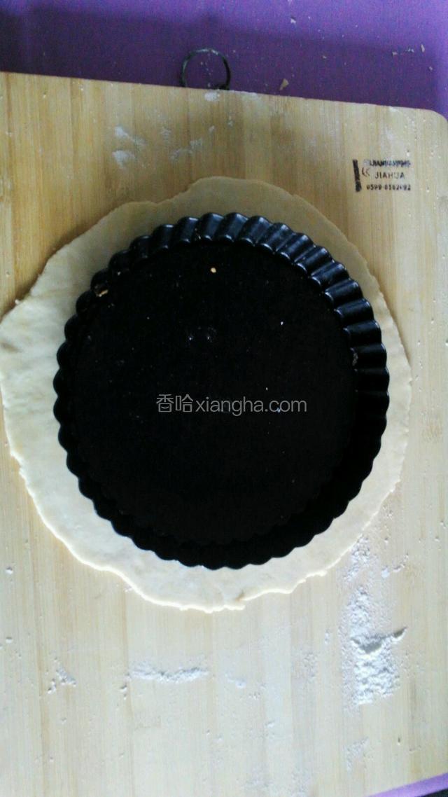 取三分之二面团擀成圆片，比派盘大一些，大约大三厘米宽的环形。