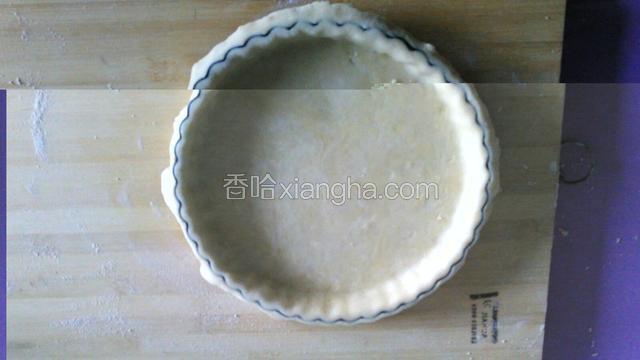 用擀杖从派盘上檊过去