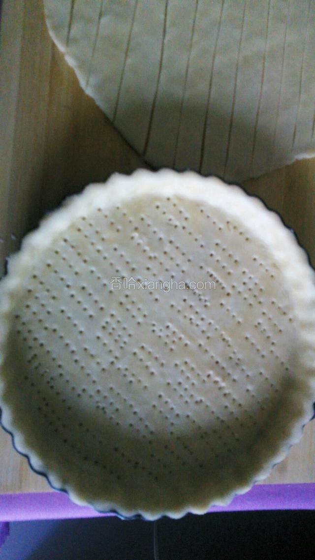 派盘底部用叉子扎点眼儿