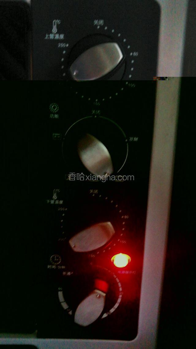 烤箱200度上下加热预热烤箱