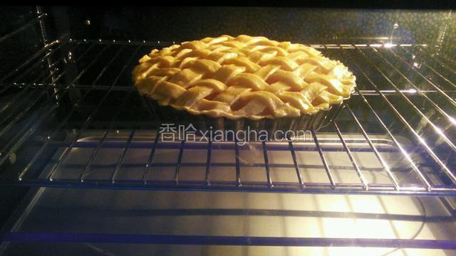 把派放入预热好的烤箱200度烤15分钟，再调整烤箱温度至170度烤25分钟。表面金黄，出炉！大功告成！！！