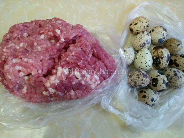 准备好肉末和鹌鹑蛋