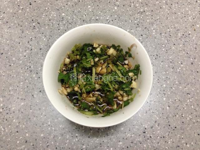 加入陈醋、味极鲜酱油、芝麻油（适量多一点）拌匀