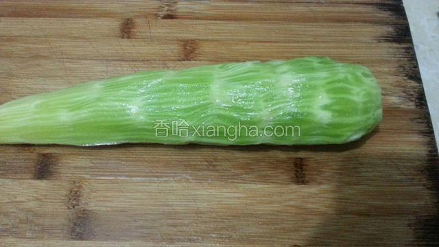将莴笋去皮，洗净