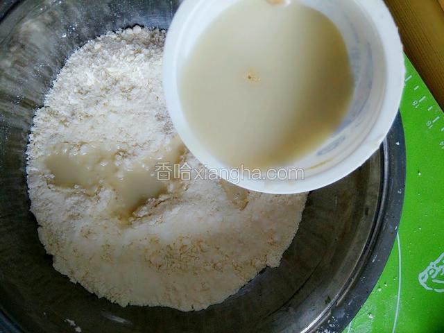 酵母用温水冲好，缓慢倒入面粉中