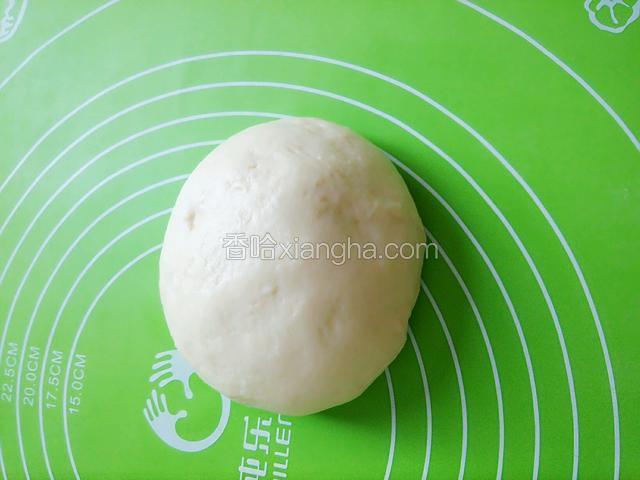 取出面团进行排气，然后静置15分钟