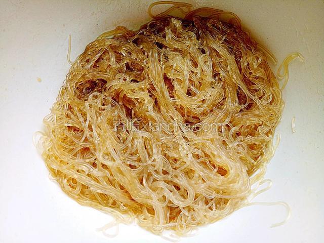 粉丝变色马上捞出来，不要完全煮熟，加一勺油到粉丝里拌匀防止粘连，可以用剪刀把粉丝剪短一点