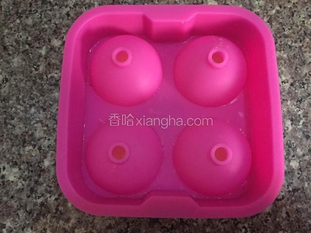 盖好模具的盖子，用手在模具中间按压几下确保模具扣实用注射器或者挤压瓶将冰淇淋液注入
