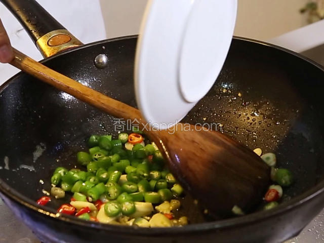 倒入青杭椒100克