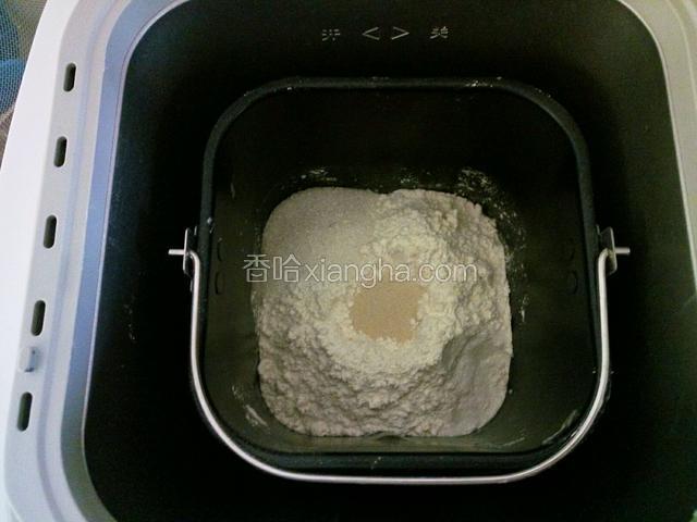 将披萨饼皮除玉米油外其他材料都放入面包桶，先液体后粉状，盐糖对角，酵母挖个坑放中间。
