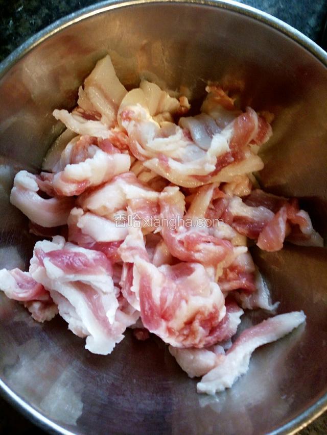 准备披萨用的食材。五花肉切薄片。（家里没有培根鸡肉海鲜那些了，所以用五花肉代替。）