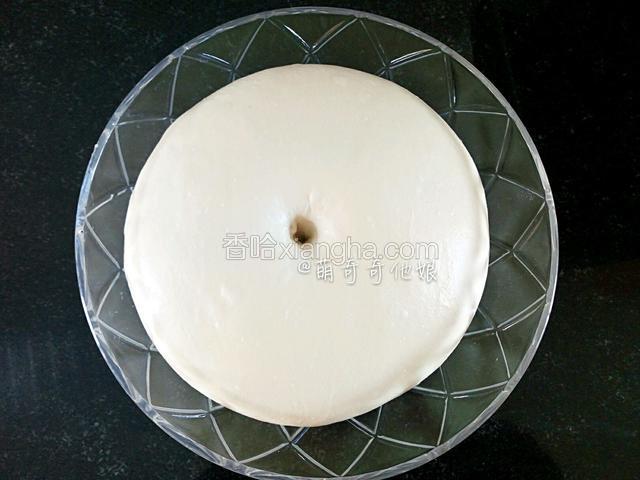 发酵至原来两倍大，手指沾干粉探入不回缩不塌陷即发酵完成。