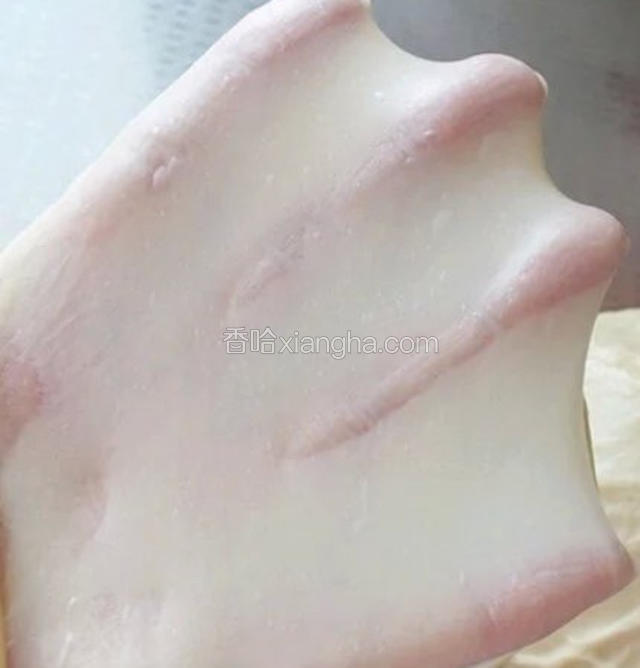 然后用各种方法使劲揉摔搓打，不到十分钟就能出手套膜。