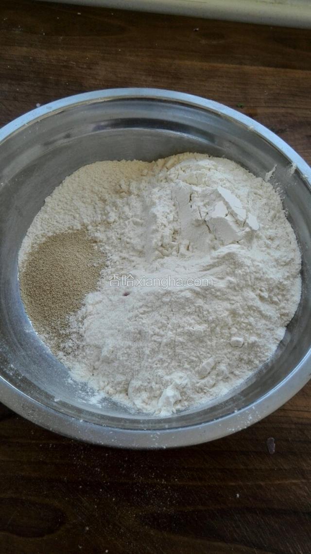 三碗面粉加多半袋发酵粉，揉白面团。