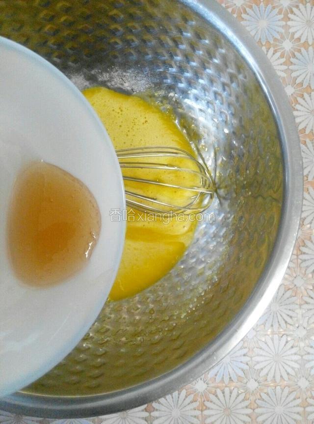 倒入蛋黄液中！