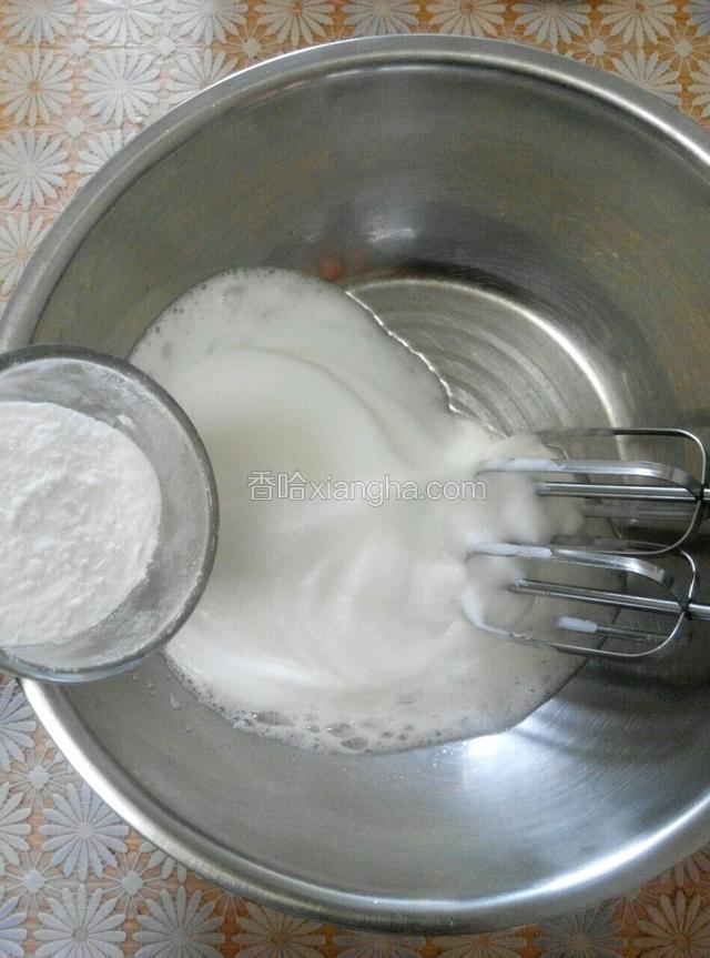 用电动打蛋器搅打，分三次加入40克糖粉！