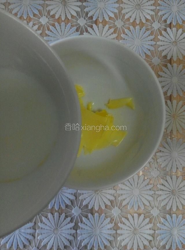 把牛奶倒入黄油中！