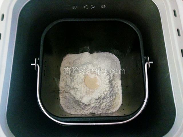 再加粉类物体，先加高筋面粉280g，再加盐2g和白糖30g对角放，最后酵母4g挖个坑放中间。