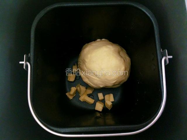加入室温软化的黄油，启动面包机继续揉20分钟。