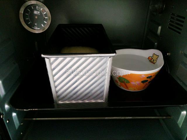 放入烤箱，坐一碗热水，保持内部温度和湿度。盖上烤箱盖子进行第二次发酵，不必开发酵功能。