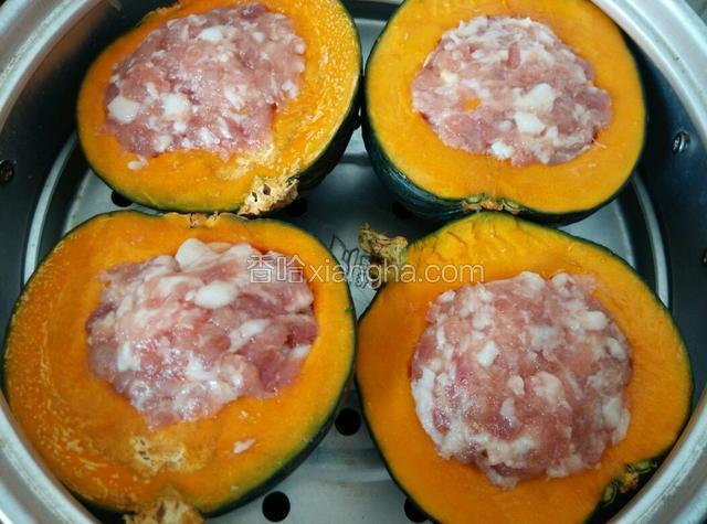 捣碎的干活装瓜里
肉糜封口
上锅蒸半小时