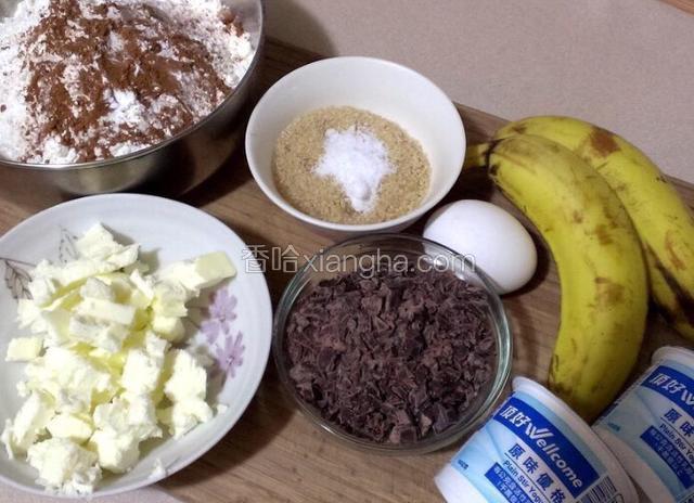 首先将低粉+肉桂粉+泡打粉混合过筛后待用；
将酸奶+香蕉用料理机打成奶昔状，冷藏待用。