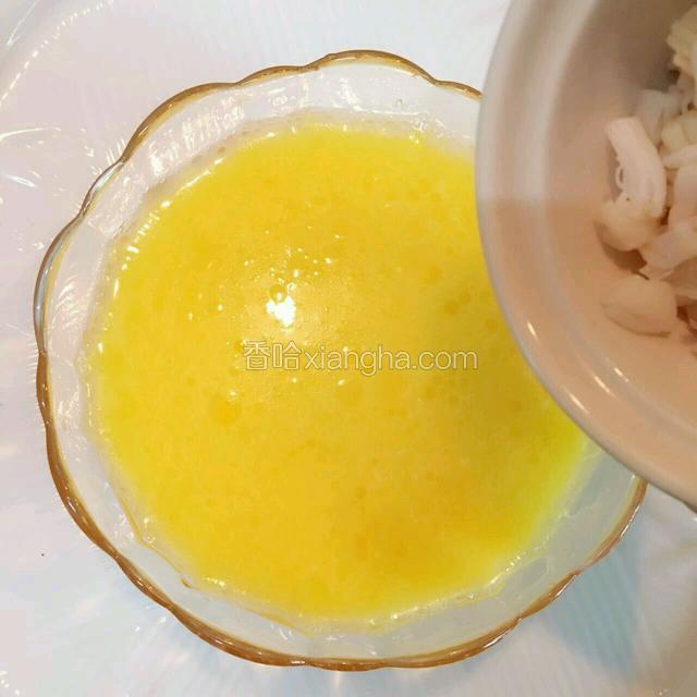加入瑶柱.及两个鸡蛋液体量的温水.加入少许花生油.盐.搅匀