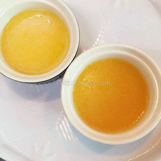 把干贝鸡蛋倒入两个器皿装