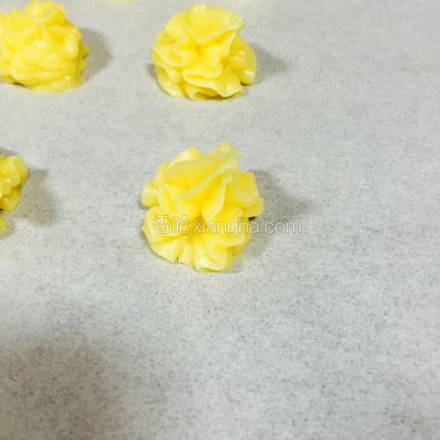 把面糊放入裱花袋，在烤盘挤成自己喜欢的样子，泡芙之间不要挨得太近，否则膨胀之后就会粘在一起