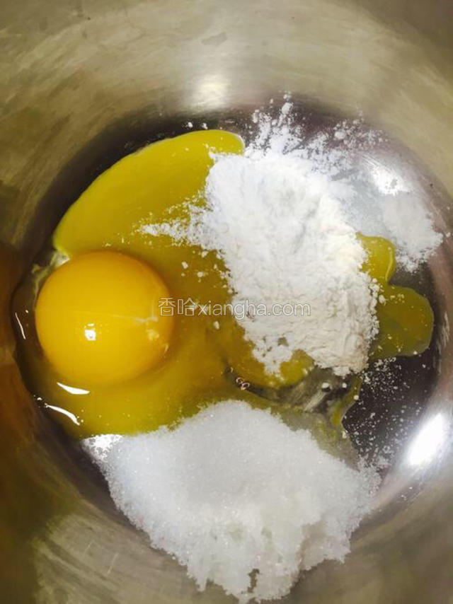 把蛋黄、砂糖（蛋黄用）、面粉、淀粉混合均匀