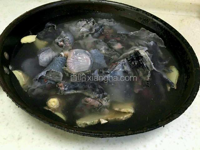 乌鸡凉水入锅，加入生姜片，放到火上煮开飞水，撇去血沫。