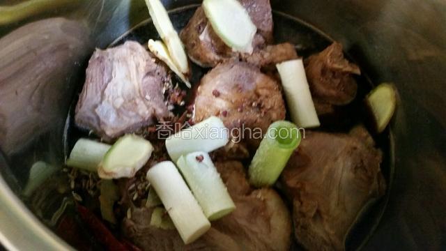 然后倒入料酒，两小碗水，老抽，再加入备好的调料