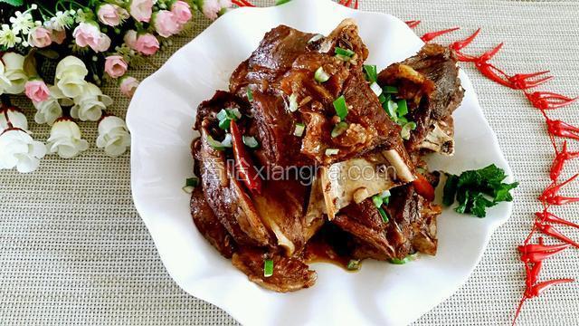 出锅盛盘撒少许葱花即可