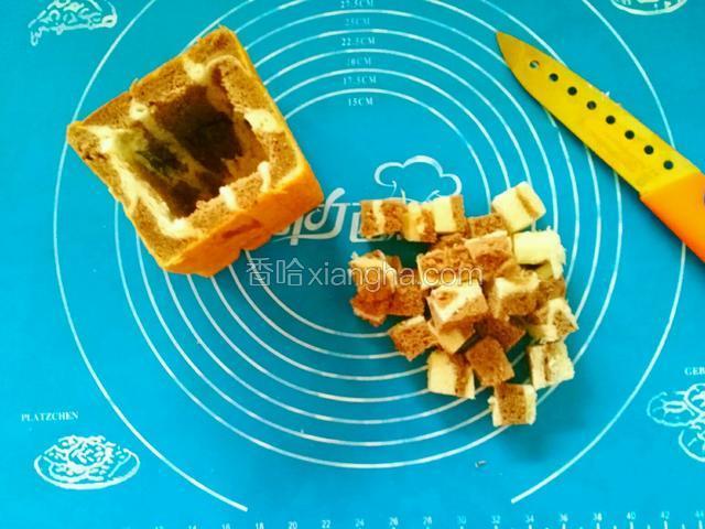 吐司中间挖空，挖出来的吐司切成小块