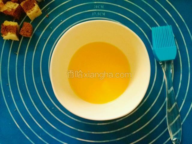 黄油放到微波炉里高火叮40秒。
