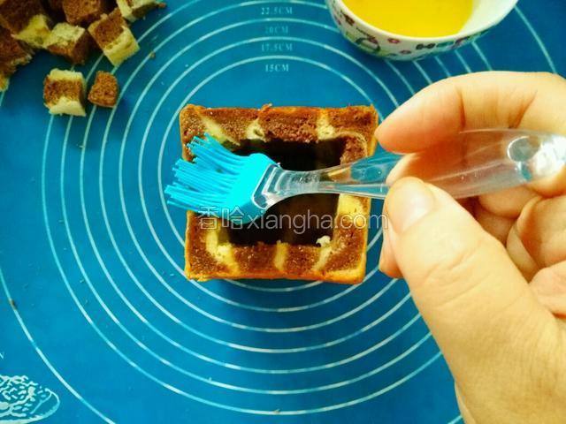将吐司里面和顶部刷上黄油