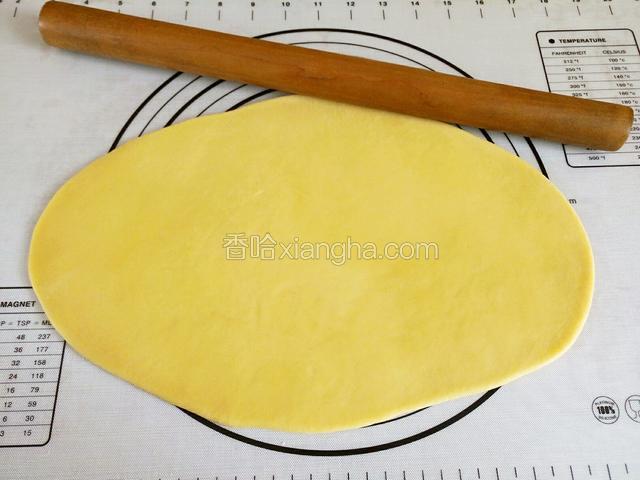 预热烤箱上下火180度。松弛好的面团用擀面丈擀成约半厘米的面片。（如果是做宝宝磨牙棒可以擀稍微厚点。）