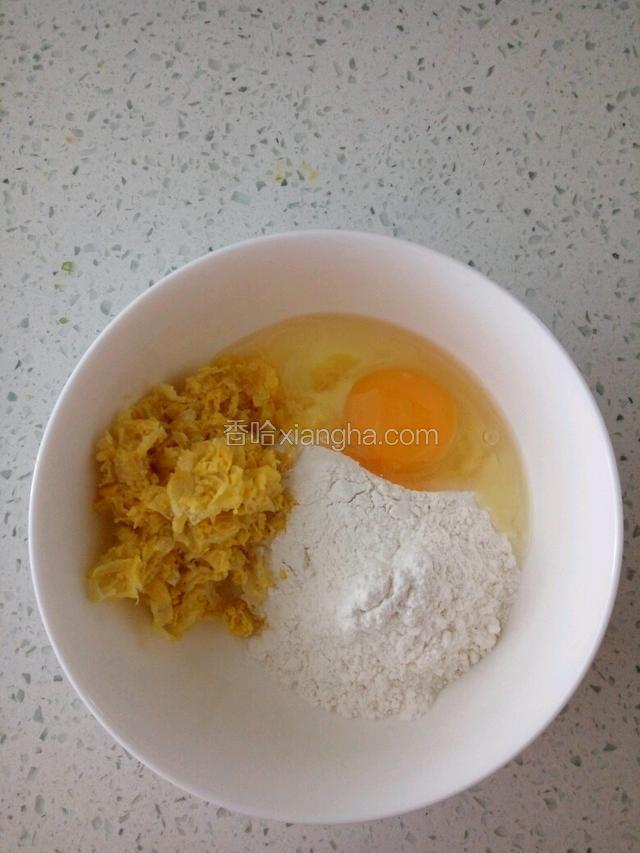 将150克面，60克玉米渣子，1个鸡蛋，适量的盐放到大碗里，加水，搅拌。