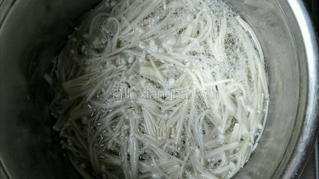 金针菇洗净开水烫一下捞出控净水备用