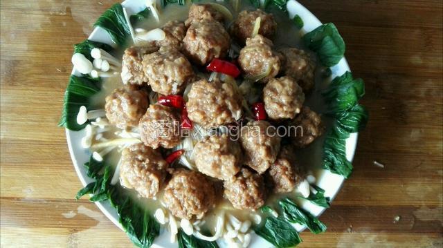 把煮熟的肉丸装入已摆放好的青菜上面即可食用了